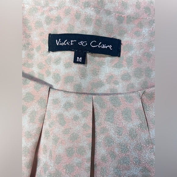 🛍️VIOLET & CLAIRE Soft‎ peach with gray dot pattern top size M. - Picture 9 of 13